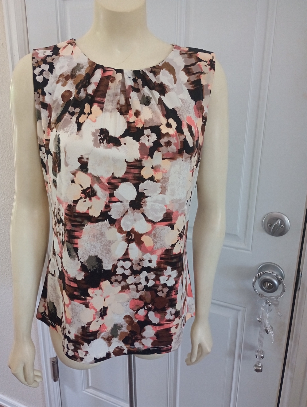 Calvin Klein BEAUTIFUL FLORAL Sleeveless Top Keyhole Back Size LARGE